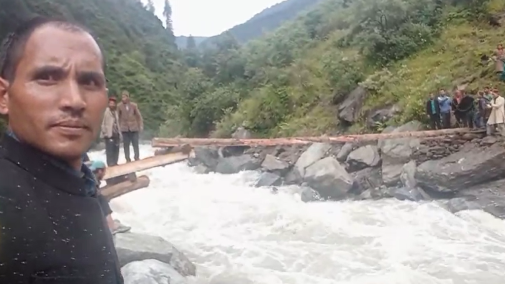 Uttarakashi जनपद के मोरी तहसील के लिवाड़ी गांव में ट्राली बंद Uttarakashi