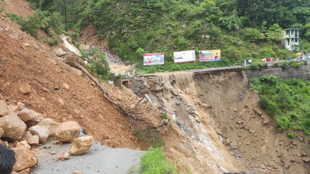 Uttarkashi: यमुनोत्री राष्ट्रीय राजमार्ग पर भूस्खलन के कारण मार्ग बंद