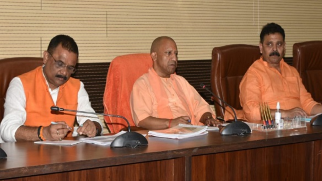 Varanasi: CM योगी ने कानून व्यवस्था पर कड़ी निगरानी का आदेश दिया