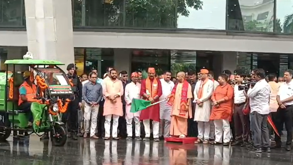 Varanasi में मुख्यमंत्री योगी आदित्यनाथ ने बारिश के बीच स्वच्छता पखवाड़ा