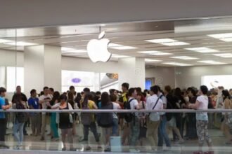 iPhone 16 की बिक्री से भारत में मची धूम, मुंबई और दिल्ली में स्टोर्स के बाहर लंबी कतारें, खरीदने के लिए उमड़ी भीड़