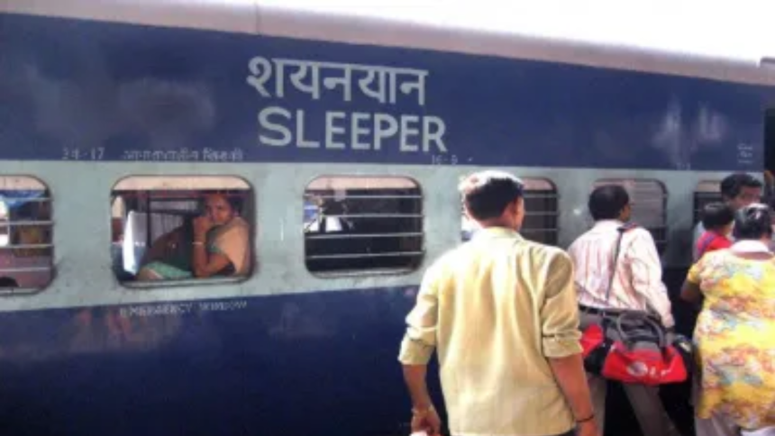 इटावा ट्रेन में यात्री का बैग चोरी