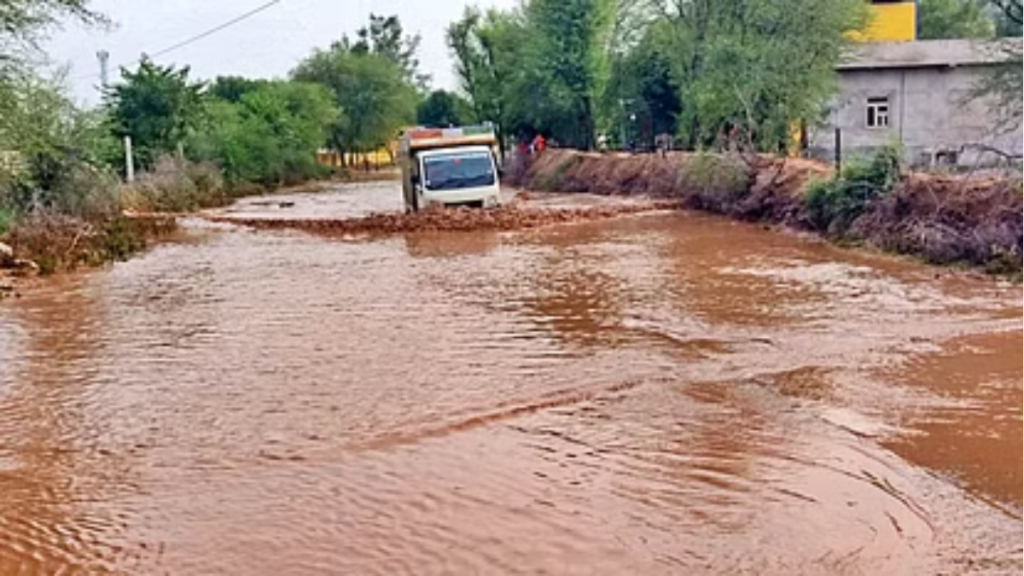 दौसा में बारिश से सड़कों की हालत बदतर