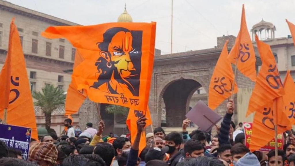 द्वारका सेक्टर 6 में 20 साल पुराने हनुमान मंदिर को तोड़ने पहुंची