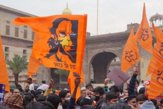 द्वारका सेक्टर 6 में 20 साल पुराने हनुमान मंदिर को तोड़ने पहुंची