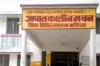 बलिया जिला चिकित्सालय में ठेले से पहुंचा मरीज