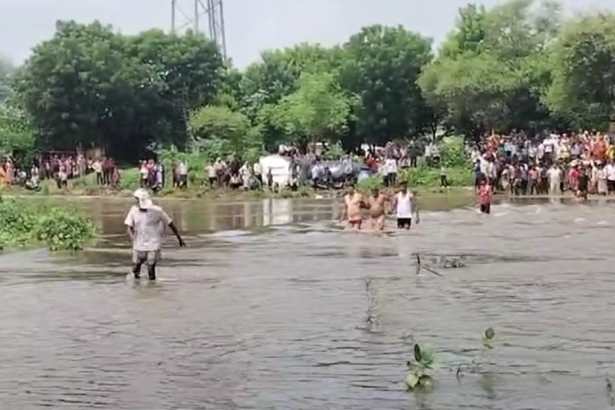 'मुरैना' ओवरफ्लो नाले में ट्रैक्टर सहित तीन लोग डूबे