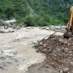 लगातार बारिश से बाधित मार्गों को सुचारू करने में जुटा प्रशासन