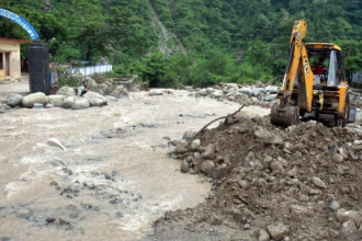 लगातार बारिश से बाधित मार्गों को सुचारू करने में जुटा प्रशासन