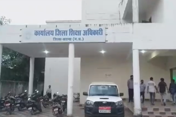 'सतना' सरकारी स्कूल में छात्राओं से झाड़ू लगवाई गई