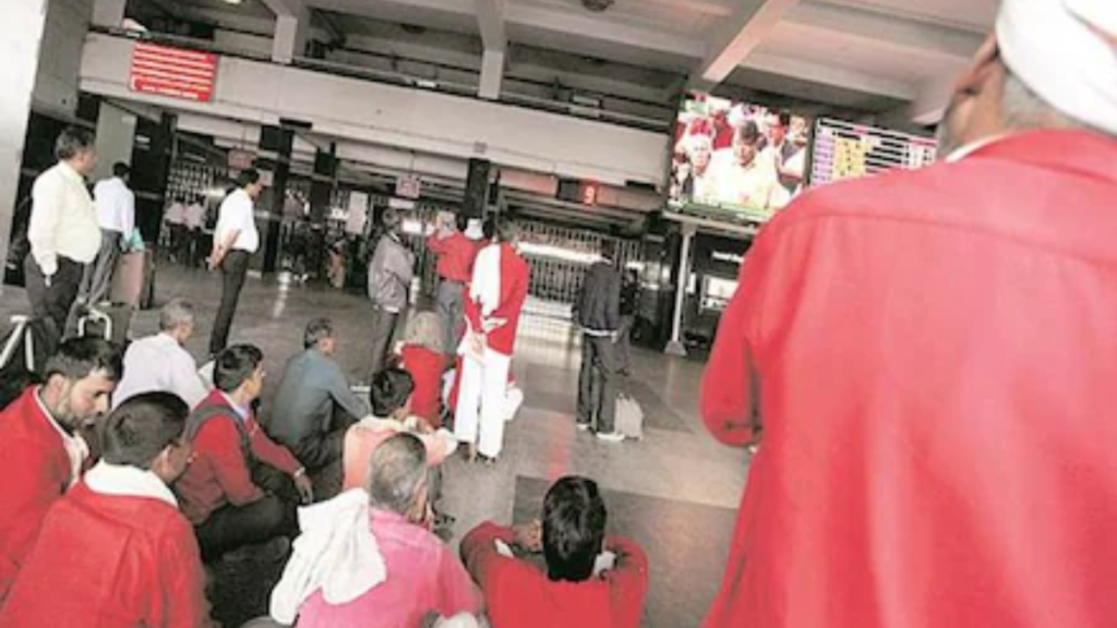 Lucknow: चारबाग रेलवे स्टेशन पर देशभर के कुलियों का धरना, ट्रॉली प्रथा बंद करने की उठी मांग