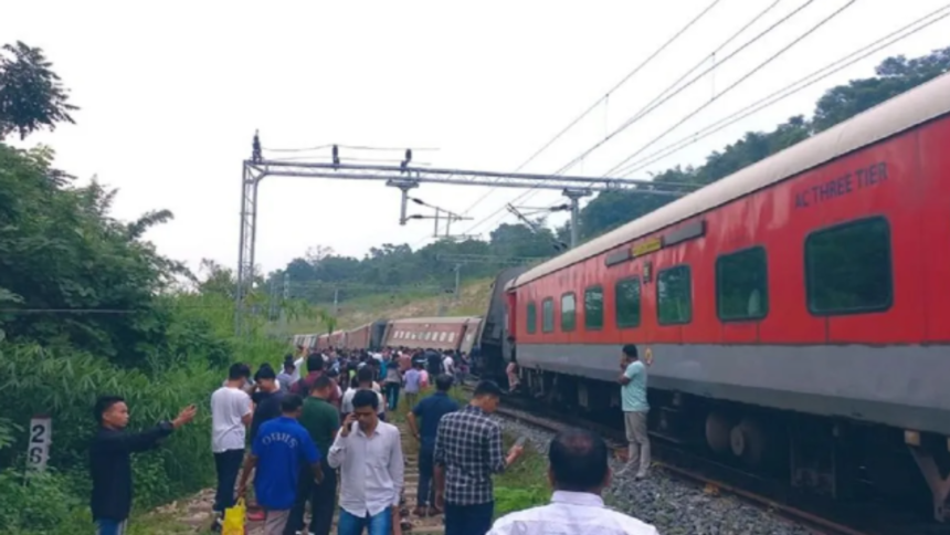 Train Derail: असम में बड़ा रेल हादसा, डिबालोंग स्टेशन के पास ट्रेन के 8 डिब्बे पटरी से उतरे