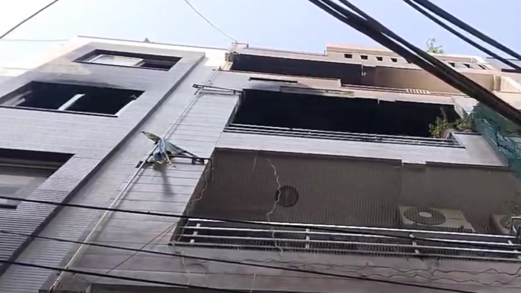 Delhi के फर्श बाजार इलाके में घर में लगी आग, मां-बेटे की मौत, चार की हालत गंभीर