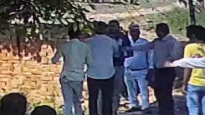 Uttar Pradesh: कासगंज में नगर पंचायत चेयरमैन ने SDM को मारा थप्पड़, घटना का वीडियो हुआ वायरल