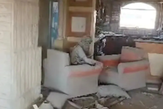 Israel: हमास के खूंखार नेता याह्या सिनवार का अंत, सोफे पर बैठकर ड्रोन को घूरता दिखा, वायरल हुआ वीडियो