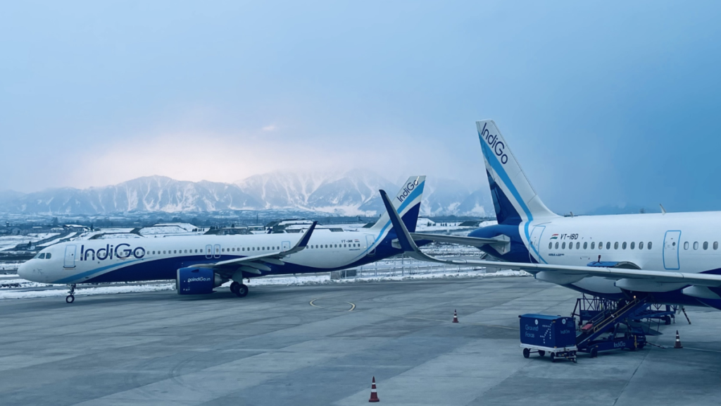 Delhi: दिल्ली एयरपोर्ट पर अलर्ट, इंडिगो की 5 फ्लाइट्स को बम से उड़ाने की मिली धमकी के बाद कराई जा रही लैंडिंग