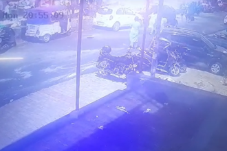 Greater Noida में दिनदहाड़े महिला से चेन लूट