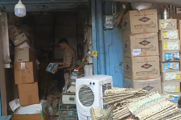Muzaffarnagar: अवैध पटाखों की बिक्री पर छापा
