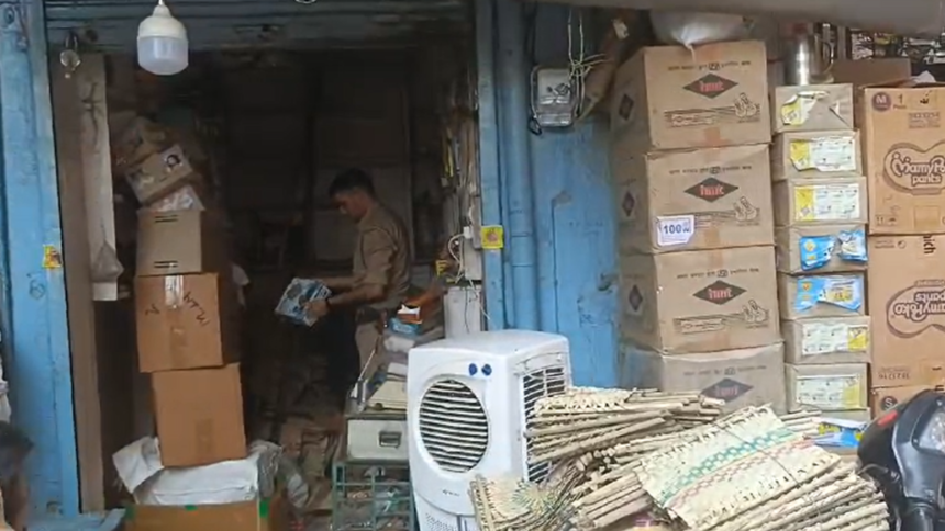 Muzaffarnagar: अवैध पटाखों की बिक्री पर छापा