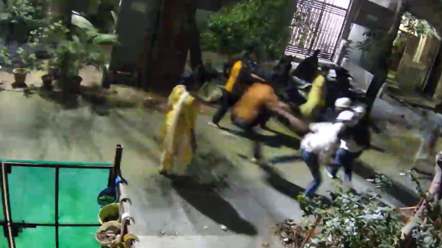 Noida: मकान खाली करने को लेकर किरायेदार और मकान मालिक के बीच हुई मारपीट, CCTV में कैद 1 Noida: मकान खाली करने को लेकर किरायेदार