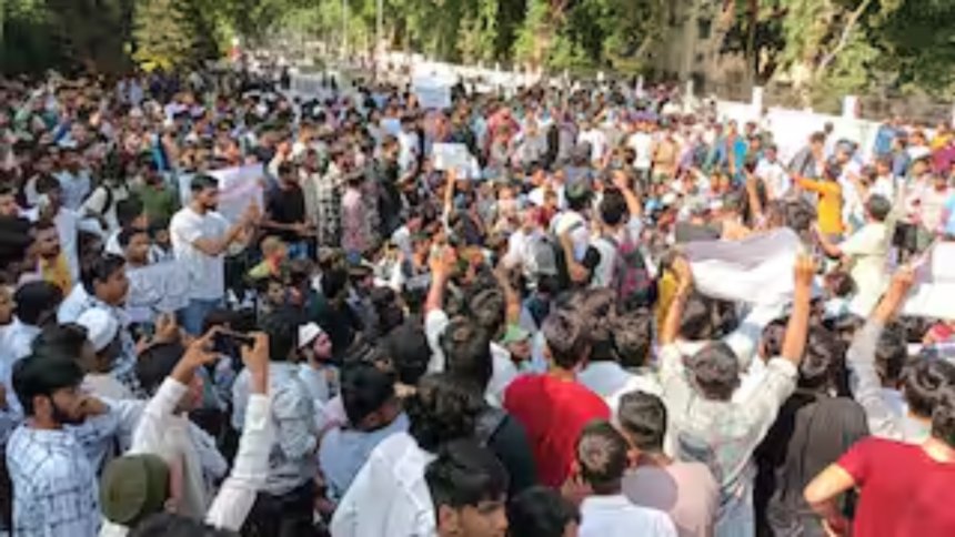 UP News: यति नरसिंहानंद के विवादित बयान से यूपी में बवाल जारी