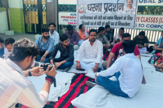 Ghaziabad: मासूम बच्ची के साथ अश्लील हरकत पर अभिभावकों का धरना जारी, सभी आरोपियों की गिरफ्तारी की है मांग