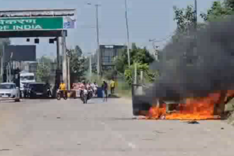 Delhi-Rohtak हाईवे पर कार में लगी आग, बाल-बाल बचा परिवार