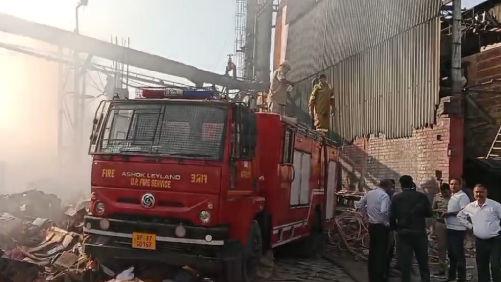 Hapur: मोदीनगर रोड पर पेपर मिल में लगी भीषण आग, फायर बिग्रेड की 5 गाड़ियां मौके पर है मौजूद