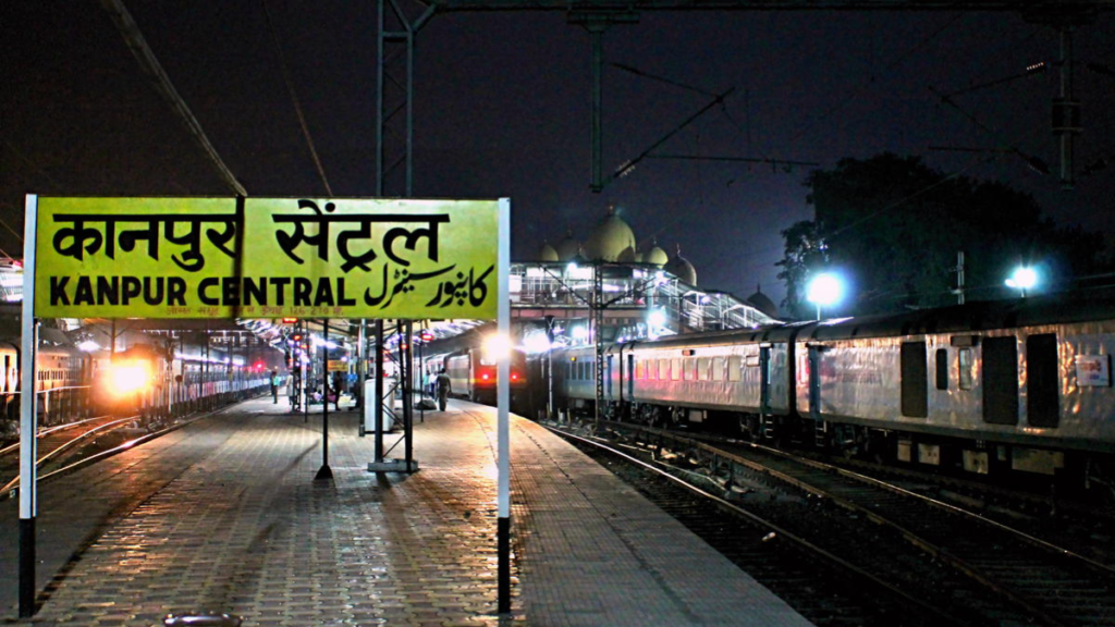 Kanpur: सेंट्रल स्टेशन पर संविदा सफाई कर्मियों ने वेतन वृद्धि और बोनस की मांग को लेकर शुरू की हड़ताल