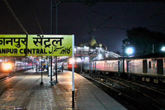 Kanpur: सेंट्रल स्टेशन पर संविदा सफाई कर्मियों ने वेतन वृद्धि और बोनस की मांग को लेकर शुरू की हड़ताल