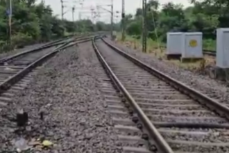 Uttar Pradesh: पातालकोट एक्सप्रेस के इंजन में फंसा लोहे का सरिया, गेटमैन की सूझबूझ से टला बड़ा हादसा, आरोपी गिरफ्तार