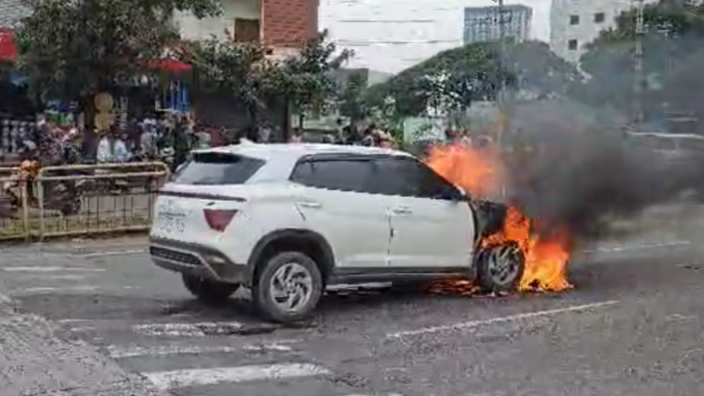 Bengaluru: चलती कार में लगी आग, बाल-बाल बचे कार सवार लोग