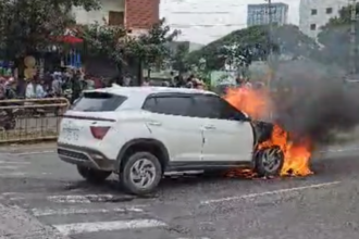 Bengaluru: चलती कार में लगी आग, बाल-बाल बचे कार सवार लोग