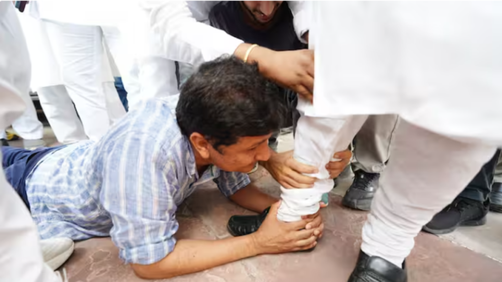 दिल्ली के मंत्री सौरभ भारद्वाज ने क्यों पकड़े BJP विधायक के पैर? तस्वीर हो रही है जमकर वायरल