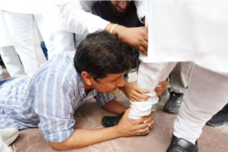 दिल्ली के मंत्री सौरभ भारद्वाज ने क्यों पकड़े BJP विधायक के पैर? तस्वीर हो रही है जमकर वायरल