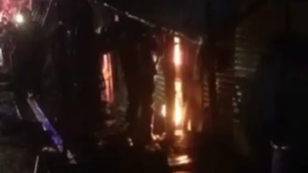 Mumbai: चेंबूर में एक घर में आग लगने से एक ही परिवार के 7 सदस्यों की हुई मौत, शॉर्ट सर्किट से आग लगने की है आशंका