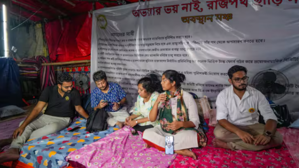 Kolkata: RG Kar अस्पताल में जूनियर डॉक्टरों का आमरण अनशन, पश्चिम बंगाल सरकार पर लगाया वादे निभाने में विफल रहने का आरोप