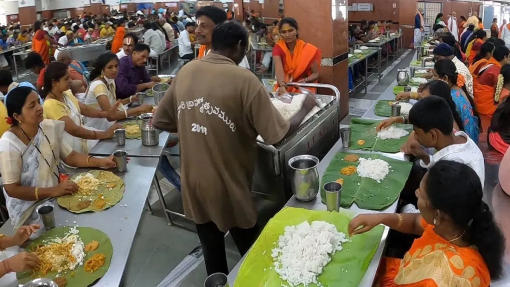 Tirupati Mandir: एक भक्त ने किया तिरुपति मंदिर के प्रसाद में कीड़े मिलने का दावा, TTD ने कहा- आरोप निराधार