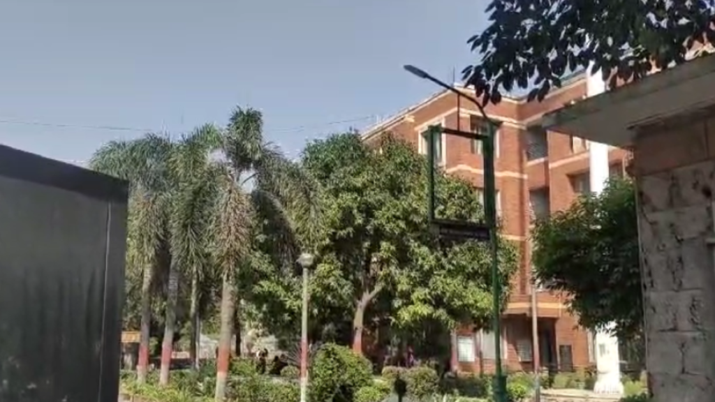 Delhi: विवेकानंद महिला कॉलेज में तीसरी मंजिल से गिरी 19 वर्षीय छात्रा, गंभीर हालत में जीटीबी अस्पताल में कराया गया भर्ती