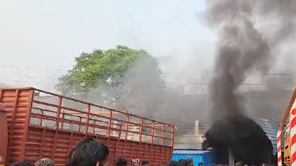 Kanpur: ट्रांसपोर्ट नगर में हनुमान मंदिर के पास गोदाम में आग