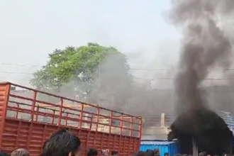 Kanpur: ट्रांसपोर्ट नगर में हनुमान मंदिर के पास गोदाम में आग