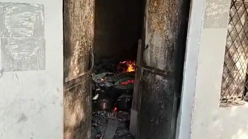 Jhansi: बंद पड़े मकान में लगी भीषण आग, दमकल ने मुश्किल से पाया काबू