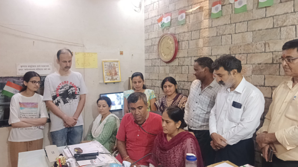 Kanpur: डेंगू के प्रकोप से निपटने के लिए ग्वालटोली आरोग्यधाम ने निशुल्क होम्योपैथिक दवाएं की प्रदान