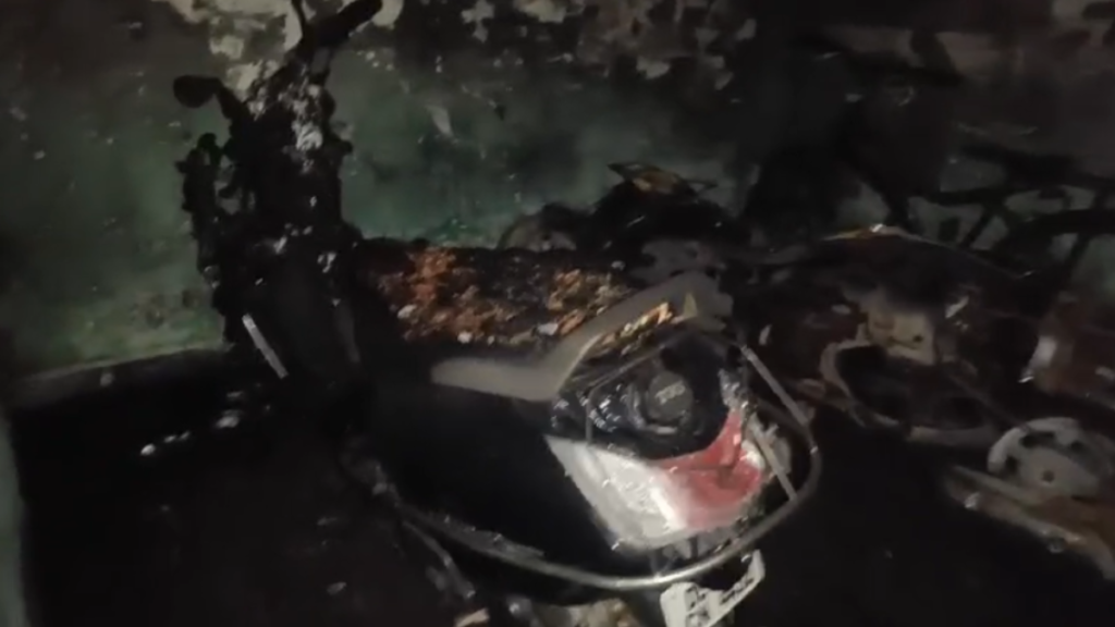 Delhi: शास्त्री पार्क में बहुमंजिला इमारत की पार्किंग में लगी भयंकर आग, कई स्कूटियां और मोटरसाइकिलें जलकर हुई खाक