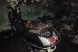 Delhi: शास्त्री पार्क में बहुमंजिला इमारत की पार्किंग में लगी भयंकर आग, कई स्कूटियां और मोटरसाइकिलें जलकर हुई खाक