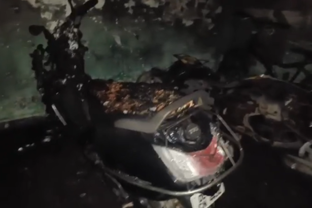 Delhi: शास्त्री पार्क में बहुमंजिला इमारत की पार्किंग में लगी भयंकर आग, कई स्कूटियां और मोटरसाइकिलें जलकर हुई खाक