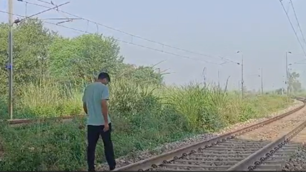 Bijnor में ट्रेन पलटाने की साजिश नाकाम, असामाजिक तत्वों ने ट्रेन की पटरी पर रखे पत्थर, जांच में जुटे GRP और रेलवे अफसर