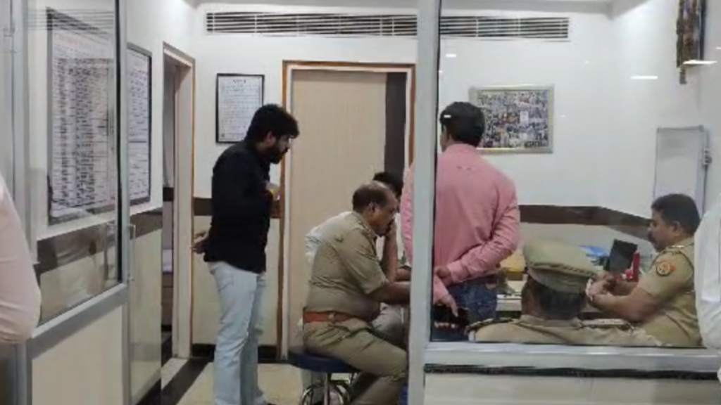 Noida: निजी यूनिवर्सिटी के पास हुई फायरिंग, बीए फर्स्ट ईयर छात्र को लगी गोली