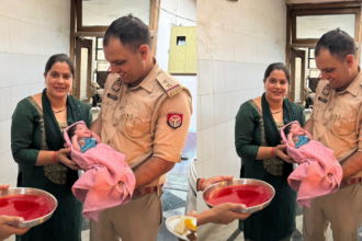 Ghaziabad: तिमोही में मिली नवजात बच्ची को चौकी इंचार्ज पुष्पेंद्र चौधरी ने लिया गोद, अपना नाम देने का लिया फैसला