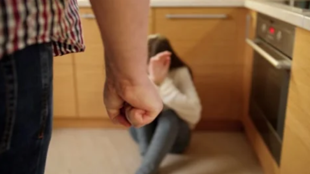 Uttar Pradesh: पिता ने मासूम बेटी को छत से लटकाकर बेरहमी से पीटा, वीडियो वायरल होने के बाद पुलिस ने किया गिरफ्तार